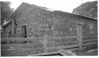Photograph: stone building in Tarnagulla district, Stone building in Tarnagulla district, unknown