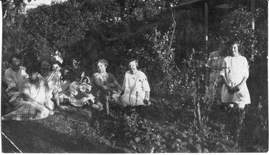 Photograph: Tarnagulla women, Tarnagulla women, ca 1920-30s