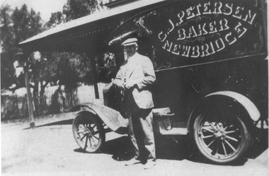Photograph: Petersens' baker's cart with motor car wheels, Petersens' baker's cart with motor car wheels, circa 1915