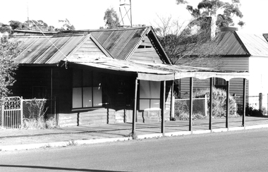 Photograph: Buildings at 77 and (in background) 73 Commercial Road, Tarnagulla