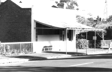 Photograph: Shopfront with verandah, 81 Commercial Rd, Tarnagulla