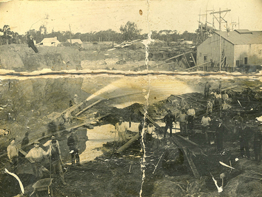 Photograph: Workers spraying water at Tarnagulla Gold Sluicing Plant in 1905, 1905