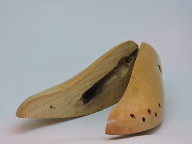 Tool - Divided shoe last, Wooden shoe last, April2002