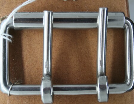 Double tongued roller buckle used on horse accessories
