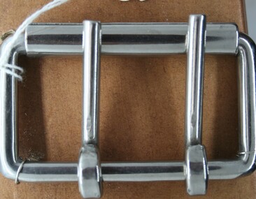 Double tongued roller buckle used on horse accessories