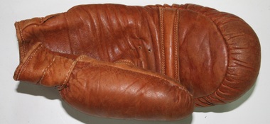 leather constructed Boxing gloves from Circa 1900
