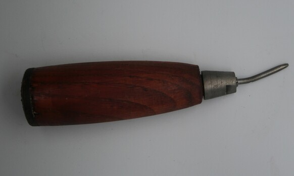 Eyelet making tool used on leather goods
