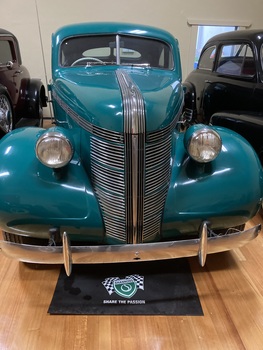 The 1939 Pontiac enclosed coupe (sloper) was exclusive to Australia in the style of the US Business mans coupe