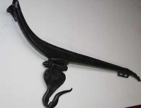 To attach to horse collar for reinforcing to allow for heavier loads to be hauled. 
