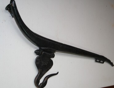 To attach to horse collar for reinforcing to allow for heavier loads to be hauled. 