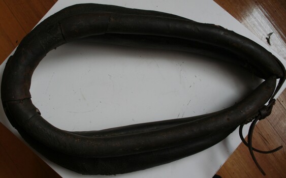 Leather horse collar to fit over horses neck