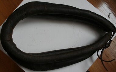 Leather horse collar to fit over horses neck