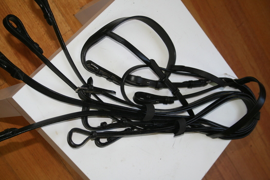 Complete bridle set for medium horse, including head strap and belly strap.