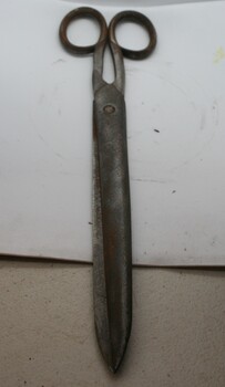 Sort handled long bladed upholstery shears