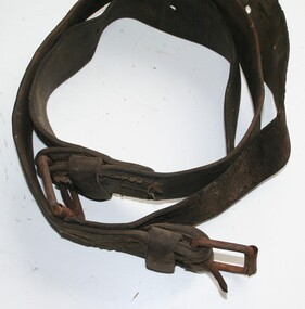 Brown leather belly band, buckle on both ends for fastening to saddle straps