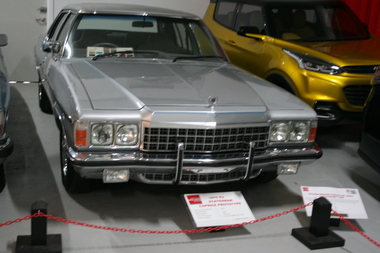 Silver coloured Statesman sedan, Grey Vinyl roof, square headlamps, grille over and under front bumper.