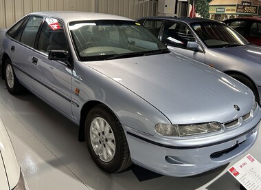 Pale Blue body,  black strip both sides.  Grille integrated with the front bumper fascia.