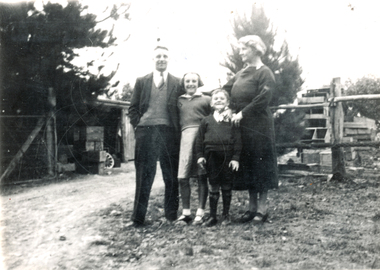 Photograph (sub-item) - Black and White, A family gathering in Wonga Park – 1930’s.  Heims Family?, 1930s