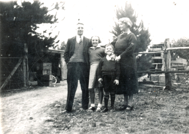 Photograph (sub-item) - Black and White, A family gathering in Wonga Park – 1930’s.  Heims Family?