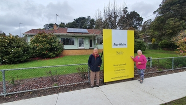 Photograph - Graeme and Jan Beavis, outside Yarra Rd house for sale Sept 2022