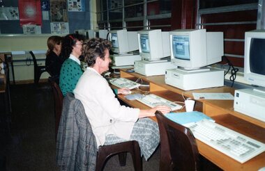 Photograph, Ladies at computers at Park Orchards Community Centre, Unknown year