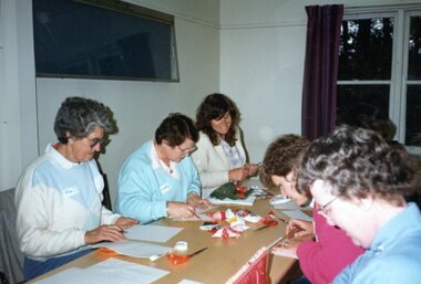 Photograph, Ladies making Christmas decorations Park Orchards Community Centre, 1986