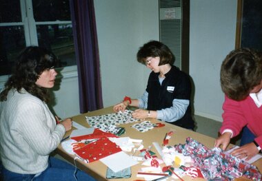 Photograph, Ladies making Christmas decorations at Park Orchards Community Centre, 1986