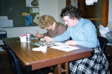 Photograph, Ladies decorating cakes at Park Orchards Community Centre, 1986