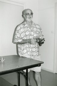 Photograph, Artist at Park Orchards Community Centre, Unknown date