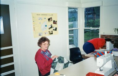 Photograph, Quilt-making class at  Park Orchards Community Centre, Unknown date