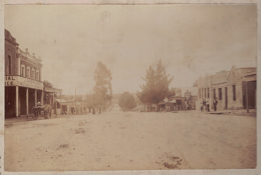 Streetscape of Linton looking east.