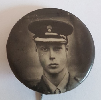 Round badge, Edward, Duke of Windsor in army uniform.