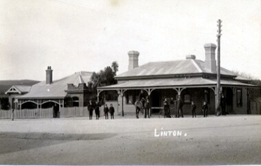 Photograph, Hornsby Studio, Clunes, Bank of New South Wales and Post Office in Sussex Street,  Linton, early 1900s