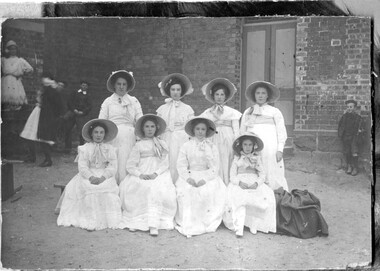 Photograph, Music pupils of Miss Gertrude Barry at Linton State School, c.1912