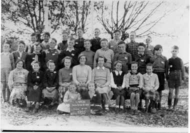 Photograph, Linton State School pupils, grades III-VIII, 1955