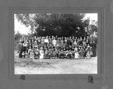 Photograph, Linton school pupils and teachers, 1914, 1914