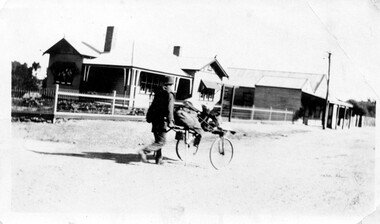 Photograph, Scotts Pharmacy (B Farrer) 45 Sturt Street, Ballarat, Swagman wheeling handcart