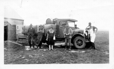 Photograph, Early model truck with wool bales : Fitridge Carrier