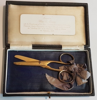 Presentation box with scissors.