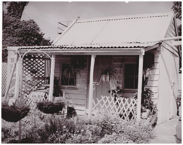 Image of a small cottage.