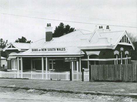 Image of a bank building.