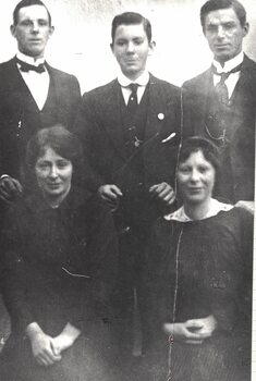 Image of a family group.