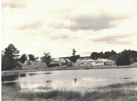 Image of a dam and houses.