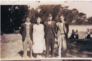 Photograph, Group of Lintonians at the Burrumbeet Races, 1937