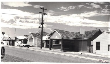 Photograph, Buildings in Sussex Street, Linton : Murrell's newsagency, CFA building, house and former Bennett's garage, 1982