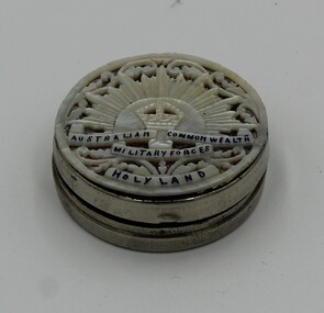 Souvenir - Souvenir ladies compact, Silver souvenir ladies compact/ utility box
