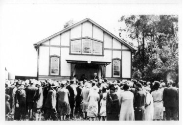 Photograph of Opening day crowd, Opening Day