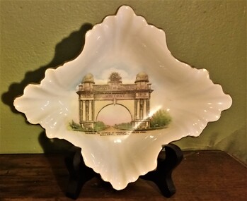 Decorative object - Porcelain Dish, circa 1920