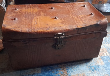Container - travelling trunk, tin trunk