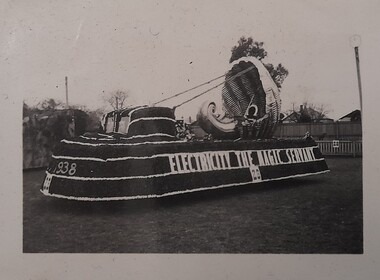 Work on paper - Photograph, Ballarat Centenary Parade Float